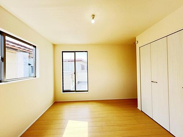 明るい広々とした主寝室でご家族ゆっくりお休みになれますね。