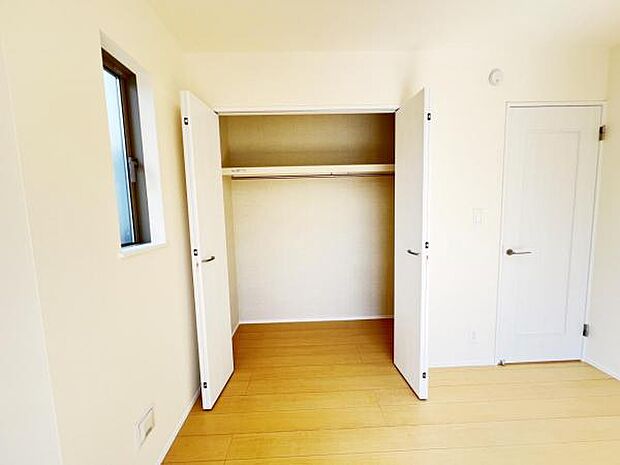 いつでもお部屋をスッキリお使い頂ける収納スペースを設置。