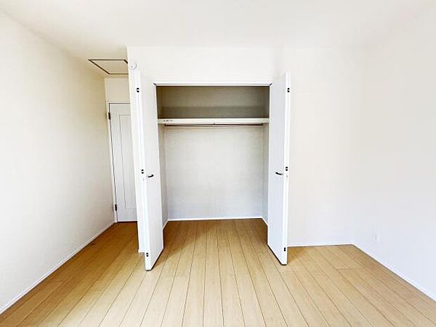 中の物を確認しやすく、取り出しやすい収納スペース。お部屋を広々とお使いいただけます。