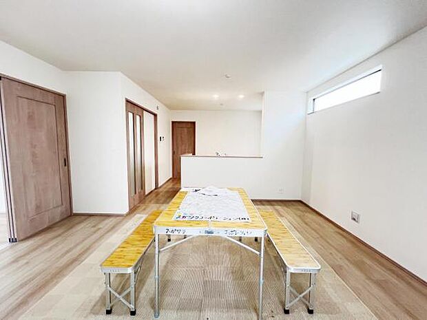 お食事中もキッチンと会話が楽しめるダイニングスペース。