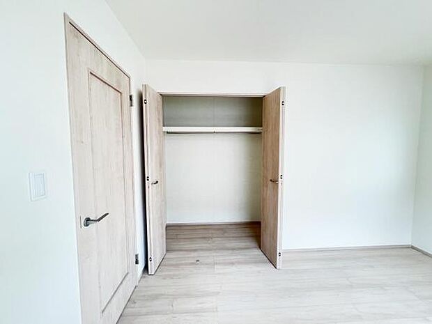 いつでもお部屋をスッキリお使い頂ける収納スペースを設置。