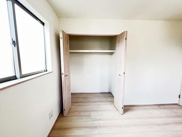中の物を確認しやすく、取り出しやすい収納スペース。お部屋を広々とお使いいただけます。