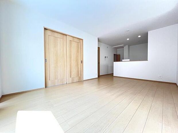 お食事中もキッチンと会話が楽しめるダイニングスペース。