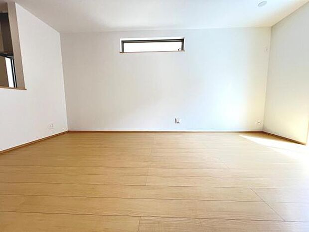 カウンターキッチン越しに会話も楽しめるダイニングキッチン。