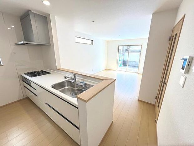 リビングが見渡せ、料理中も会話が弾む対面式キッチンです。