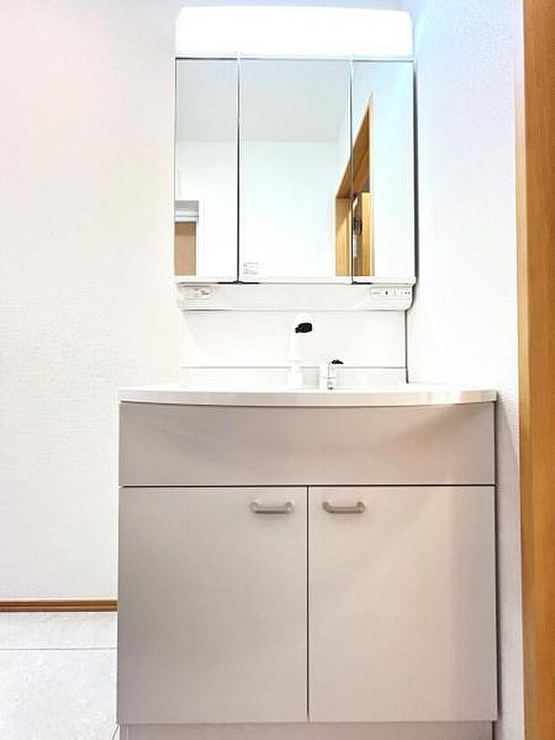 洗面化粧台です。朝の身支度から1日が始まります。