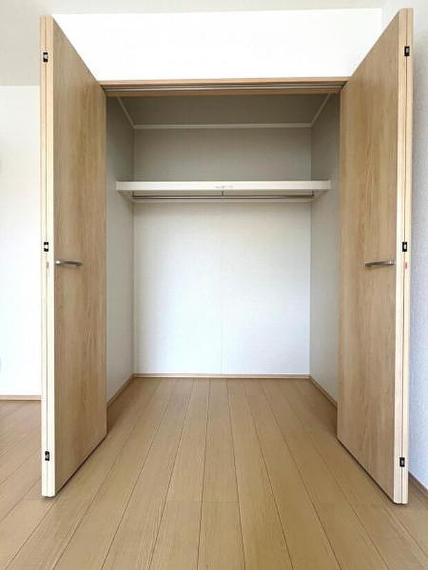 中の物を確認しやすく、取り出しやすい収納スペース。お部屋を広々とお使いいただけます。