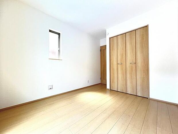 木の温もりが優しいフローリングの収納スペース付き洋室です。