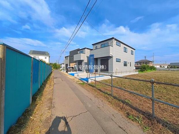 前面道路を含めた現地写真です。