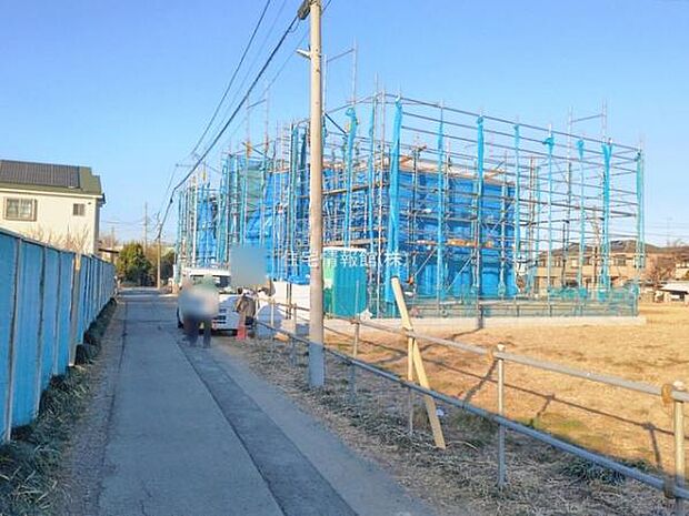 前面道路を含めた現地写真です。