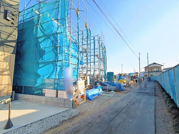 前面道路を含めた現地写真です。