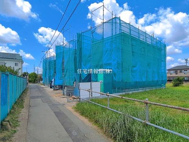 前面道路を含めた現地写真です。