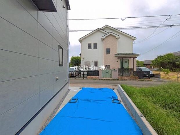 前面道路を含めた現地写真です。