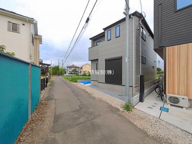 前面道路を含めた現地写真です。