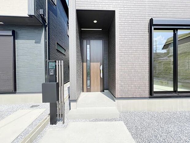 綺麗で明るい玄関でお客様をお迎えいただけます。