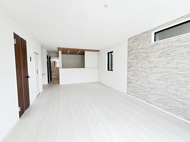 お食事中もキッチンと会話が楽しめるダイニングスペース。