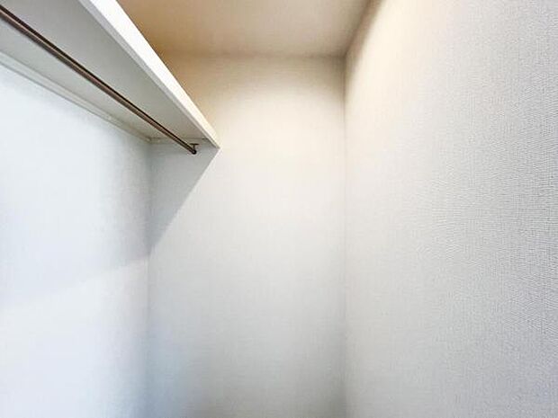 いつでもお部屋をスッキリお使い頂ける収納スペースを設置。