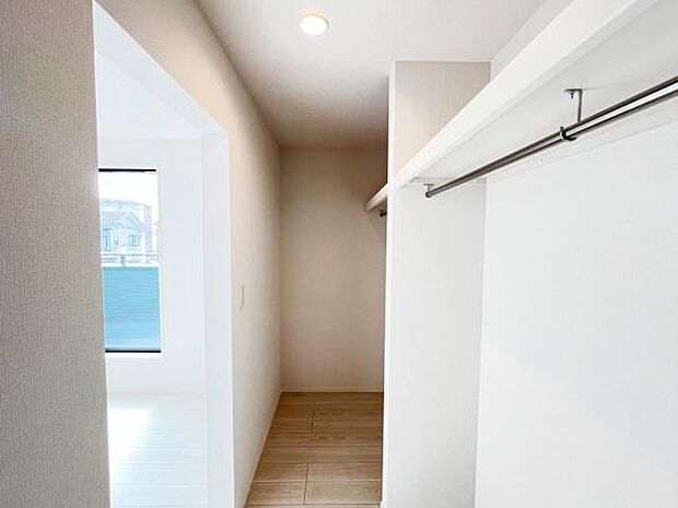 ウォークインクローゼットがあり収納スペースも豊富。季節物もスッキリ片付きそうです。