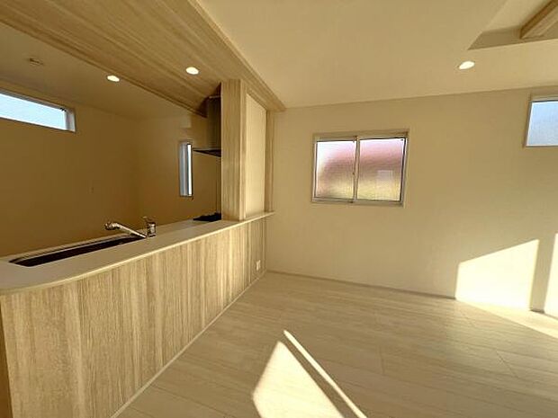 お食事中もキッチンと会話が楽しめるダイニングスペース。