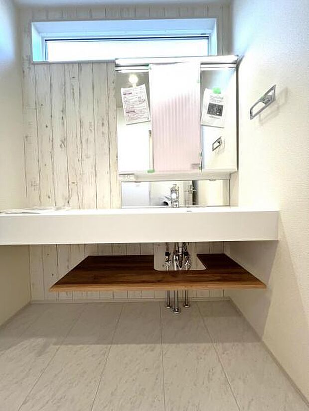 洗面化粧台です。朝の身支度から1日が始まります。