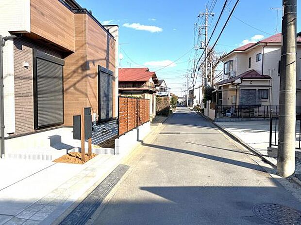 前面道路を含めた現地写真です。