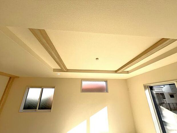 リビングには折上天井です。