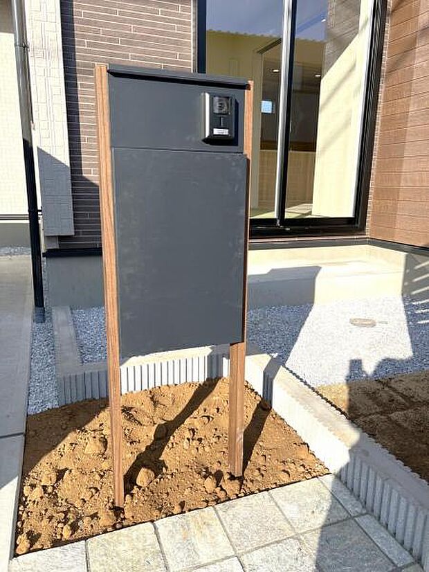 訪問者を確認できるTVモニター付きインターフォンです。