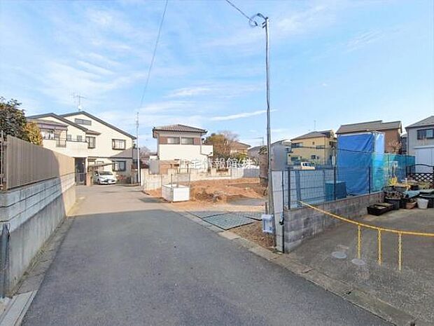 前面道路を含めた現地写真です。