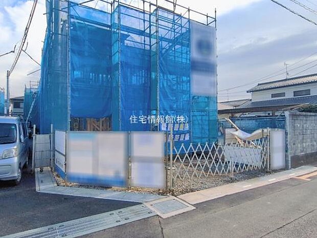 前面道路を含めた現地写真です。