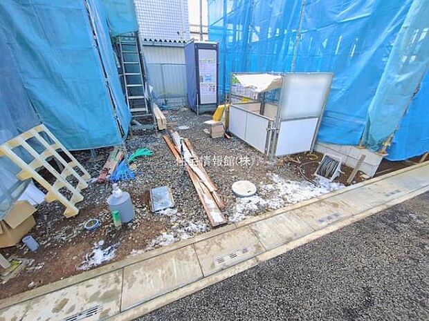 前面道路を含めた現地写真です。