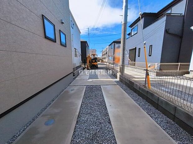 前面道路を含めた現地写真です。