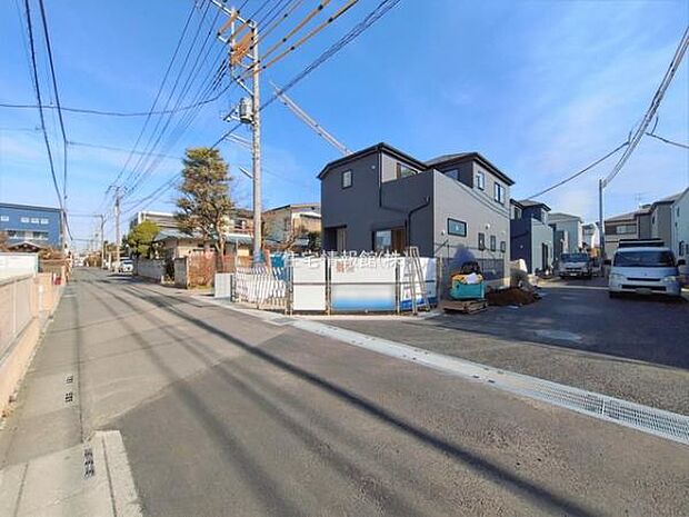 前面道路を含めた現地写真です。