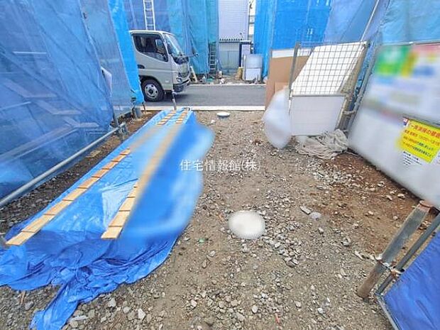 前面道路を含めた現地写真です。