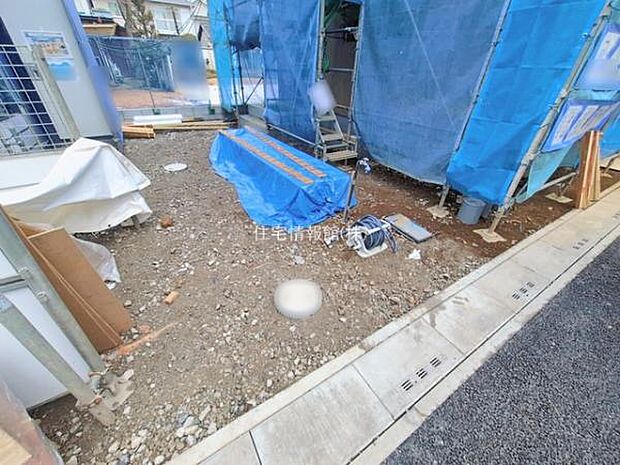 前面道路を含めた現地写真です。