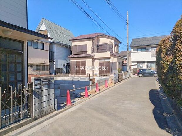 前面道路を含めた現地写真です。