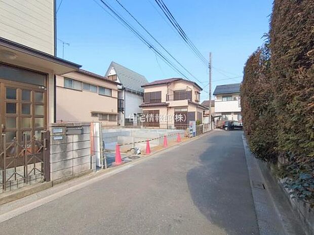 前面道路を含めた現地写真です。