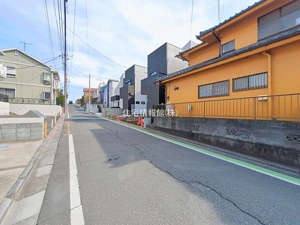 前面道路を含めた現地写真です。