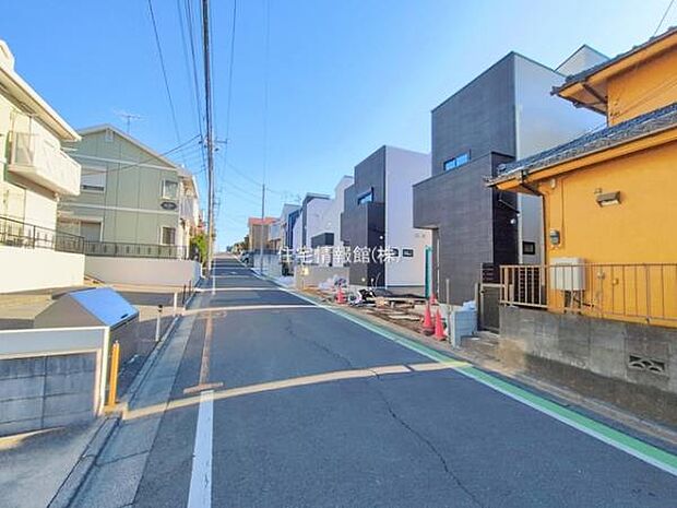 前面道路を含めた現地写真です。