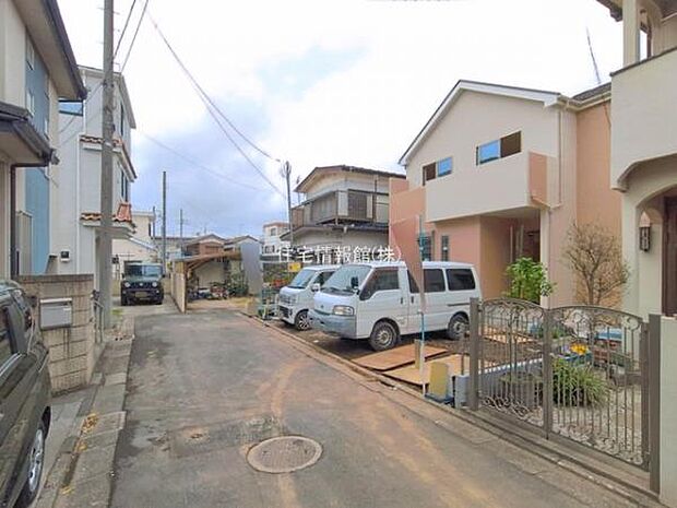 前面道路を含めた現地写真です。