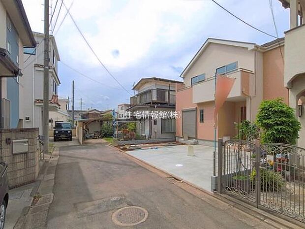 前面道路を含めた現地写真です。