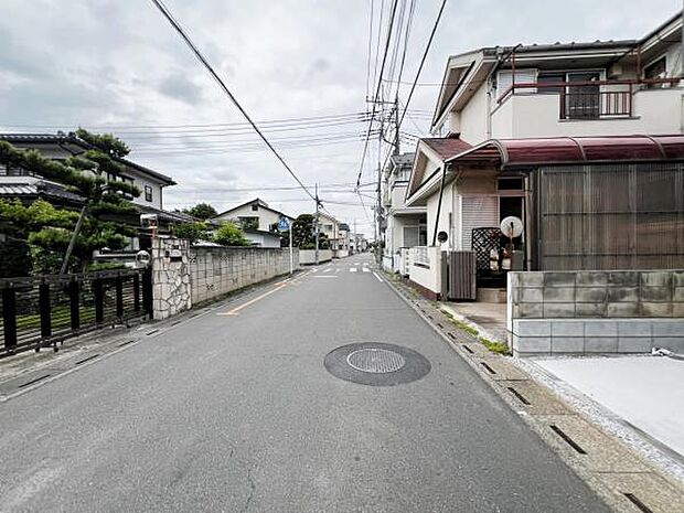 前面道路を含めた現地写真です。