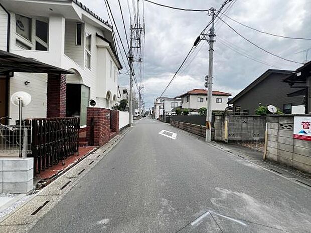 前面道路です。住宅地につき落ち着いた新生活を始められそうです。