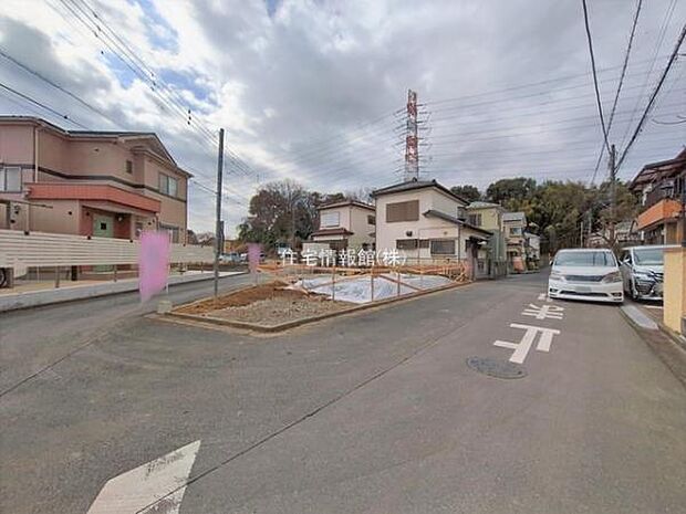 前面道路を含めた現地写真です。