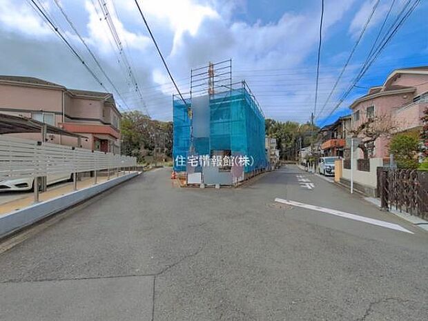 前面道路を含めた現地写真です。