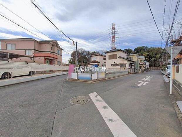 前面道路を含めた現地写真です。