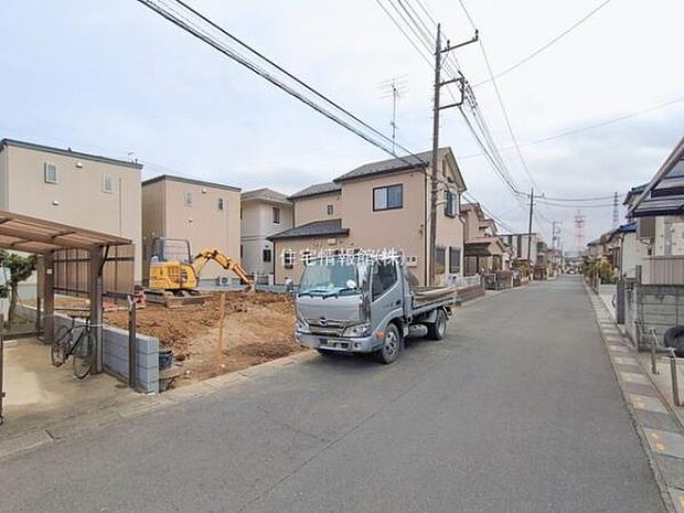 前面道路を含めた現地写真です。