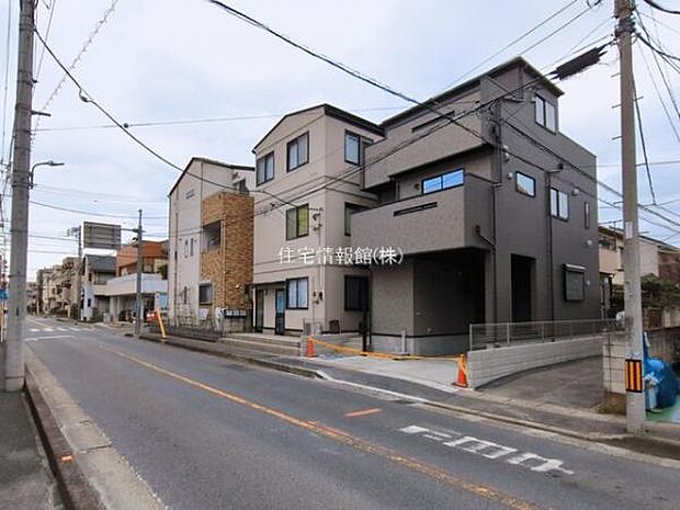 前面道路を含めた現地写真です。