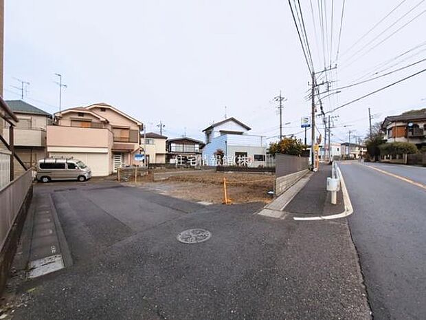 前面道路を含めた現地写真です。
