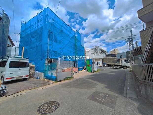 前面道路を含めた現地写真です。