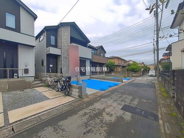 前面道路を含めた現地写真です。